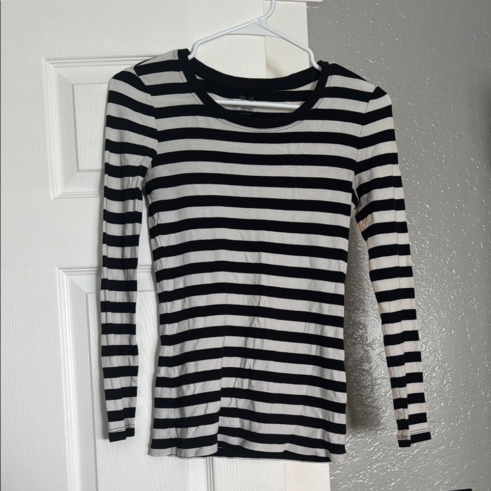 Gap black and white striped top